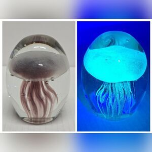 Dynasty Gallery Blush JellyFish Paperweight Art Glass Glow In The Dark
